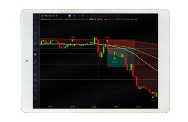 İndeksli bir tablet, beyaz arkaplanda izole edilmiş ekranda Ticaret Forumu Finans Grafiği
