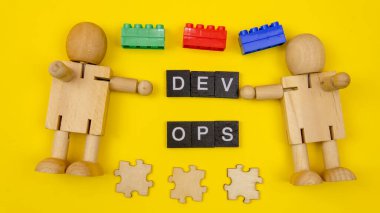 DevOps kavramı, sistem geliştirme yaşam döngüsünü çevik yöntembilimle kısaltmak için yazılım geliştirme (Dev) ve bilişim işlemlerini birleştirmektir.. 