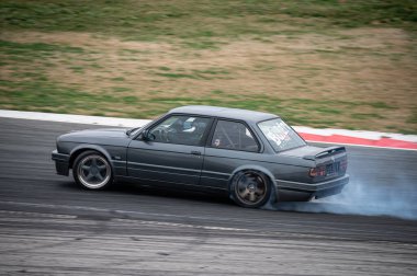 E30 yarışması sürüklenmeye hazır