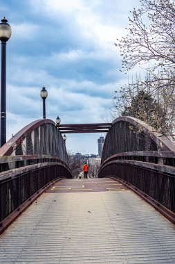 Tren raylarındaki paslı, eski demir bir köprünün dikey görüntüsü.