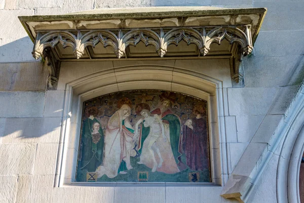 Nahaufnahme Eines Fassadengemäldes Der Frauenkirche Mit Der Heiligen Dreifaltigkeit Und — Stockfoto