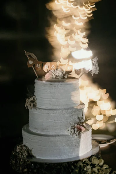 Eine Vertikale Aufnahme Einer Weißen Geburtstagstorte Mit Verzierungen Auf Unscharfem — Stockfoto