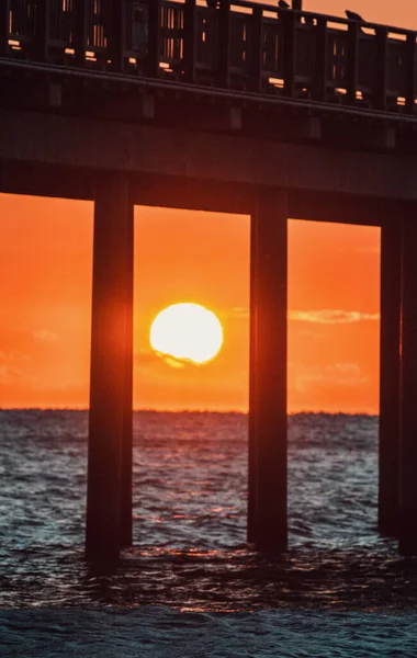 Een Verticaal Shot Van Zeegezicht Bij Zonsondergang Onder Een Brug — Stockfoto