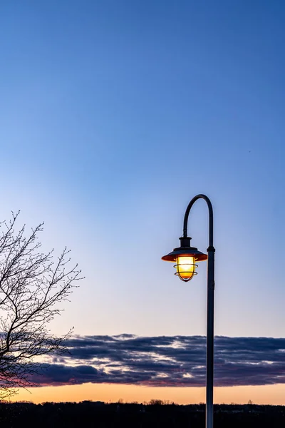 Uma Bela Luz Rua Amarela Com Pôr Sol Nublado Montanhas — Fotografia de Stock