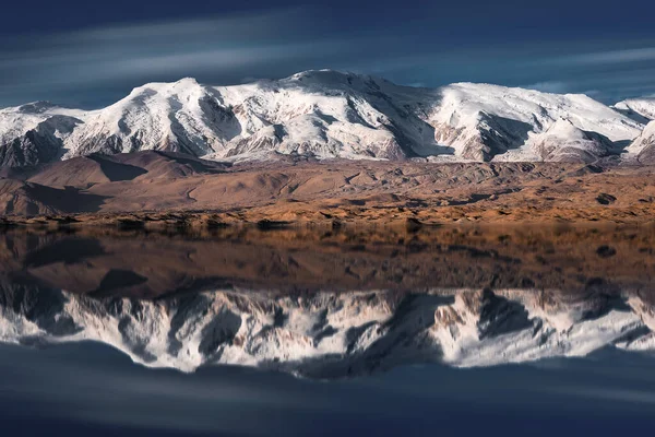 Dağa Karşı Temiz Bir Göl Görüntüsü — Stok fotoğraf