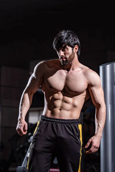 Eine Vertikale Aufnahme Eines Fitten Athletischen Muskulösen Kaukasischen Mannes Der — Stockfoto