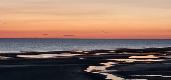 Зачаровуючий Вид Море Піщаним Пляжем Спокійними Морськими Хвилями Схід Сонця — стокове фото