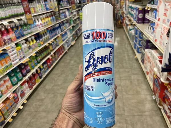 Grovetown Usa Hand Die Een Groot Blik Lysol Spray Vasthoudt — Stockfoto