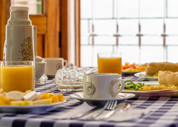 Closeup Shot Table Breakfast Family Omelette Drinks Plates Fruits — Stock Photo, Image