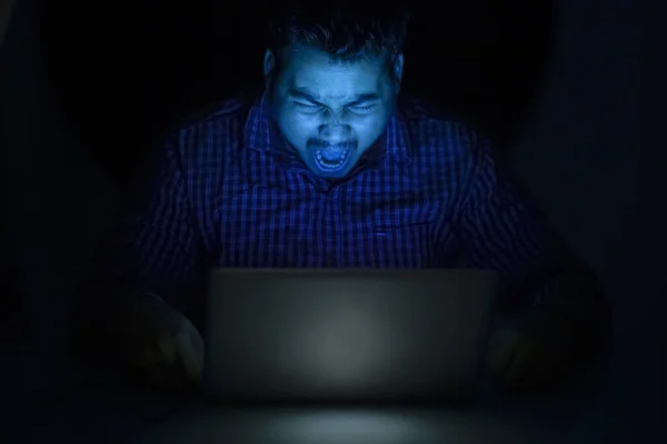 Hacker Schreeuwen Schreeuwen Tegen Laptop Scherm Nachts — Stockfoto