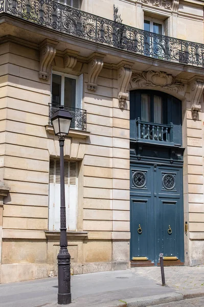 Париж Старинная Деревянная Дверь Типичное Здание Улице Лепик Монмартре — стоковое фото