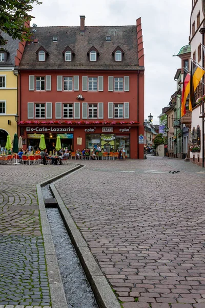 Widok Ulicy Fasady Typowych Budynków Historycznych Centrum Freiburga Niemcy Europa — Zdjęcie stockowe