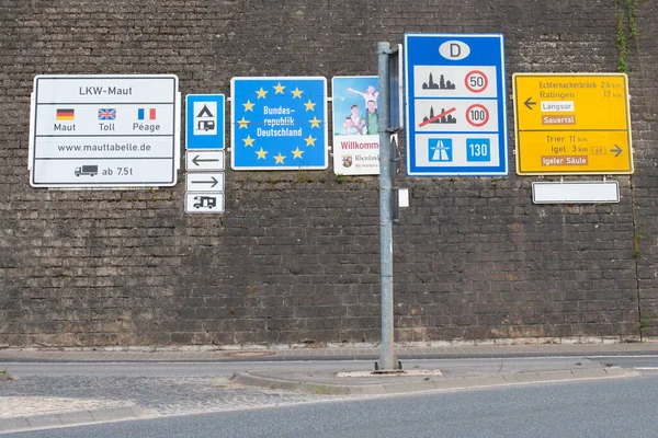 Almanya Sınırına Geçiş Birçok Yol Işareti Alman Caddelerinde Hız Limitleri — Stok fotoğraf