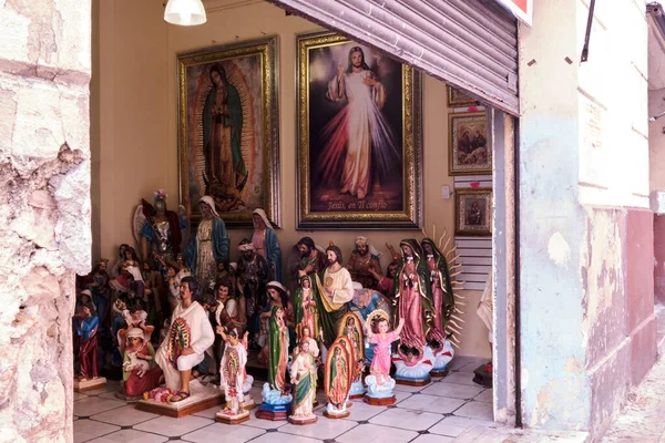 Eine Ecke Innerhalb Eines Gebäudes Mit Religiösen Skulpturen Und Gemälden — Stockfoto