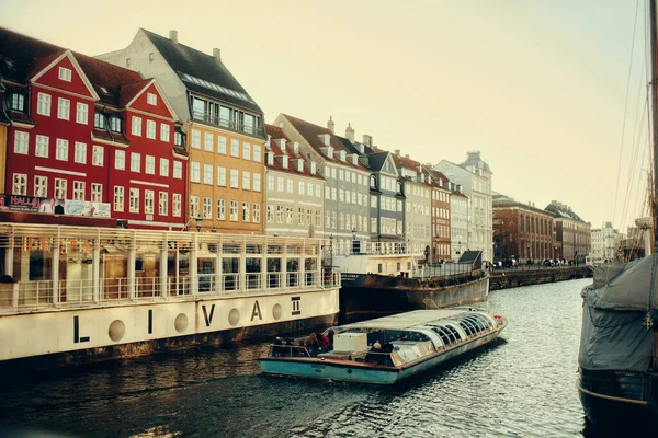 デンマークのコペンハーゲンの川にボートとカラフルな家の外観デザイン — ストック写真