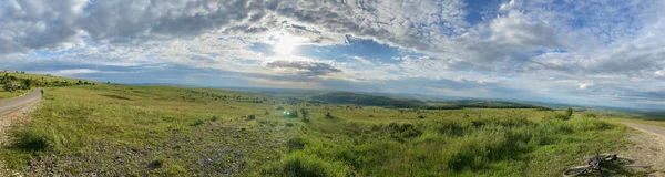 Gyönyörű Panoráma Zöld Mező Vidéken Egy Napsütéses Napon — Stock Fotó