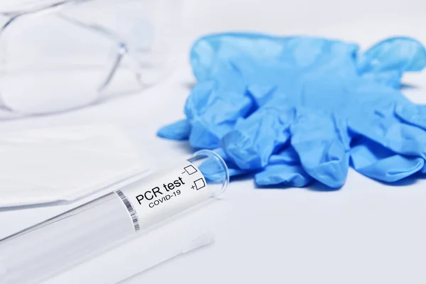 Close Teste Pcr Luvas Médicas Óculos Isolados Fundo Branco — Fotografia de Stock