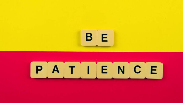 Селективное фокусирование на плитке, которая мотивирует людей быть терпеливыми. 