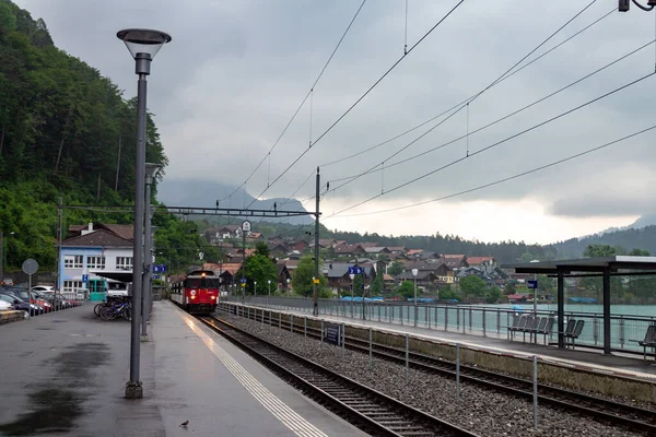 Widok Peron Zewnętrznej Stacji Kolejowej Przybywającym Pociągiem Interlaken Szwajcaria — Zdjęcie stockowe