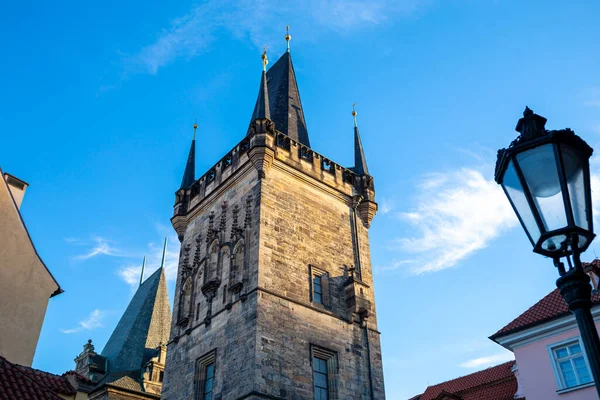 Låg Vinkel Skott Mala Strana Bridge Tower Prag Tjeckien — Stockfoto