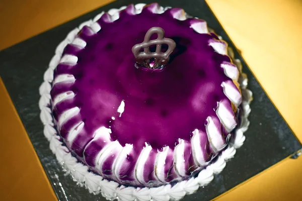 Hermoso Pastel Cumpleaños Diseñado Color Púrpura Con Líneas Blancas Vista —  Fotos de Stock