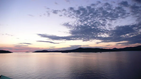 Une Belle Vue Sur Mer Calme Sous Ciel Coloré Coucher — Photo