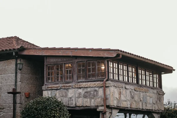 Een Exterieur Uitzicht Van Een Oud Huis Met Bakstenen Muren — Stockfoto