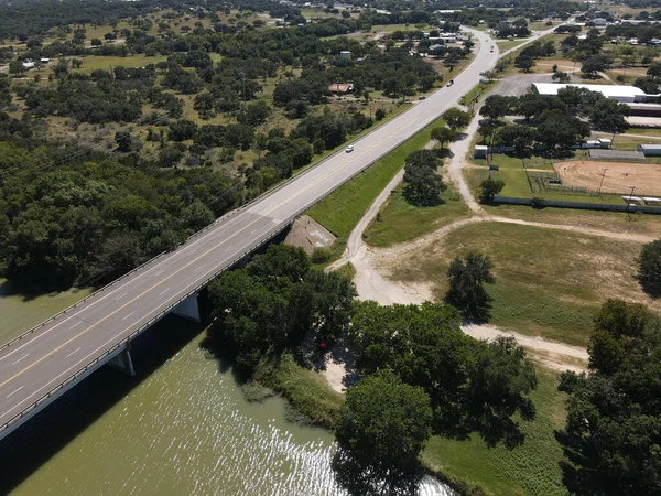 Nehrin Yukarısındaki Köprüden Geçen Arabaların Hava Görüntüsü Yeşil Alanlarla Kaplı — Stok fotoğraf