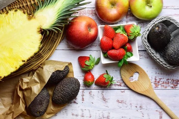 Ett Platt Lager Varierad Färsk Frukt Med Jordgubbar Äpplen Ananas — Stockfoto