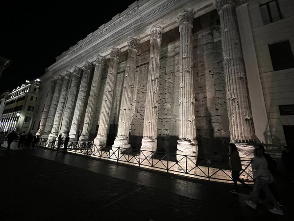 Éjszakai Kilátás Híres Római Hadrianus Templomra — Stock Fotó