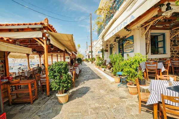 Aegina 'da güzel restoranları olan harika bir köy.