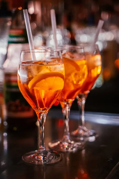 Ein Vertikaler Schuss Alkohol Mit Orange — Stockfoto