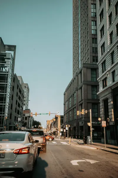 볼티모어 시에서 표지판 자동차가 주거용 건물의 아름다운 — 스톡 사진