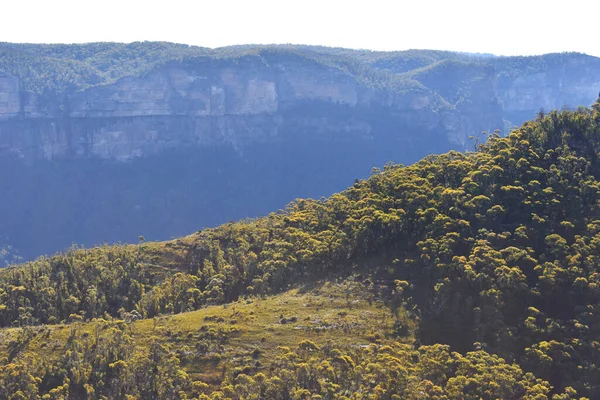 Uma Bela Vista Paisagem Das Montanhas Azuis Sob Luz Solar — Fotografia de Stock