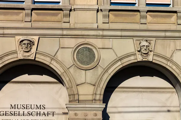 Detailaufnahme Detaillierter Skulpturen Der Fassade Eines Historischen Gebäudes Zürich — Stockfoto