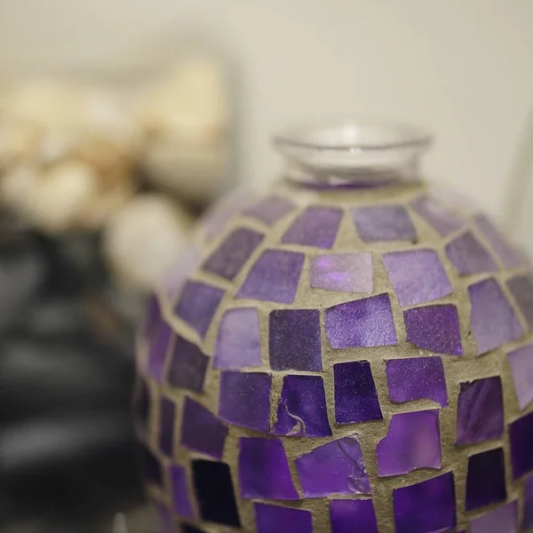 Gros Plan Vase Verre Avec Des Morceaux Violets Sur Fond — Photo