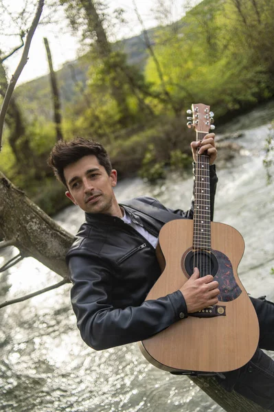 Tiro Vertical Belo Homem Caucasiano Tocando Guitarra Natureza Junto Rio — Fotografia de Stock