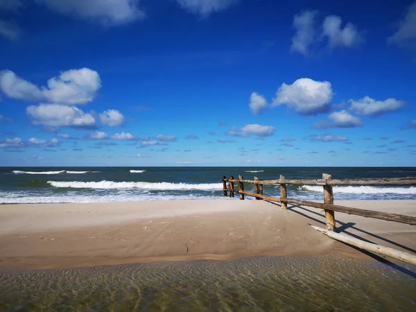 在波涛汹涌的大海和沙质海岸之间的特写 — 图库照片