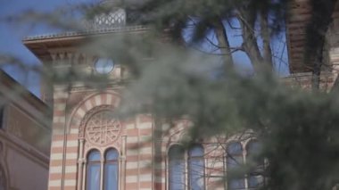 Bosna-Hersek 'in Brcko kentindeki belediye binasının pembe ve beyaz çizgili mimarisinin görüntüleri