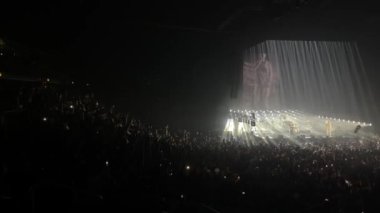 Zalgiris Arena, Kaunas, Litvanya 'daki konserde eğlenen insanlar.