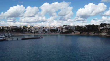 İspanya 'nın Mallorca sahilinde deniz suyu ve ufuktaki kayalık bir uçurumun hava manzarası.