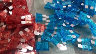 Otomotiv ve diğer endüstrilerde güvenlik için kullanılan düşük voltajlı devre kesici Bıçak Fünyesi ayrıca kolay Ampire tanımlaması için renklendirilmiş bir set