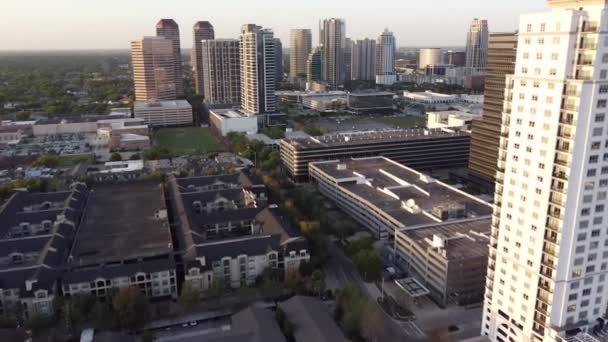 テキサス州ヒューストンのガレリア地区での高層ビルの空中撮影 — ストック動画