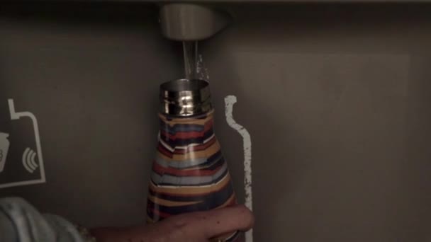Uma Filmagem Uma Pessoa Enchendo Uma Garrafa Água Dispensador Água — Vídeo de Stock