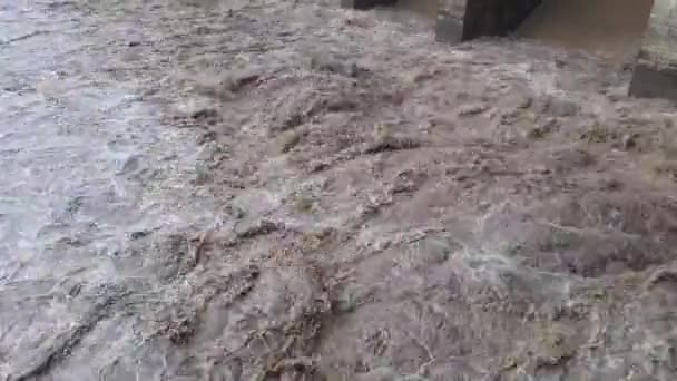暴雨时的堤坝水暴雨时的堤坝水 — 图库视频影像