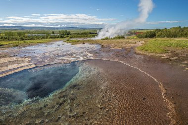 Büyük Geysir yazın güneşli bir günde İzlanda 'da