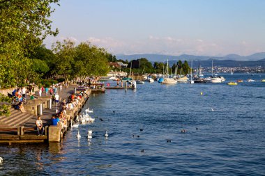 Turistlerin Zürih 'teki Limmat nehrinin keyfini çıkardıkları güzel bir kare.