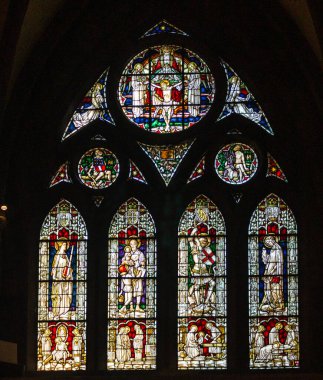 Breisgau, Almanya 'daki Freiburg katedralinin güzel vitraylı penceresi.