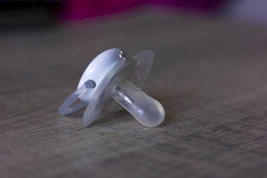 Bir bebek emziğinin yakın çekimi ya da ahşap bir masada sakinleştirici.