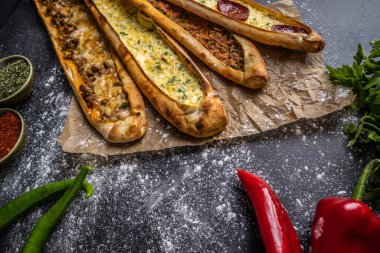 Dört taze ev yapımı, peynirli ve etli pide.